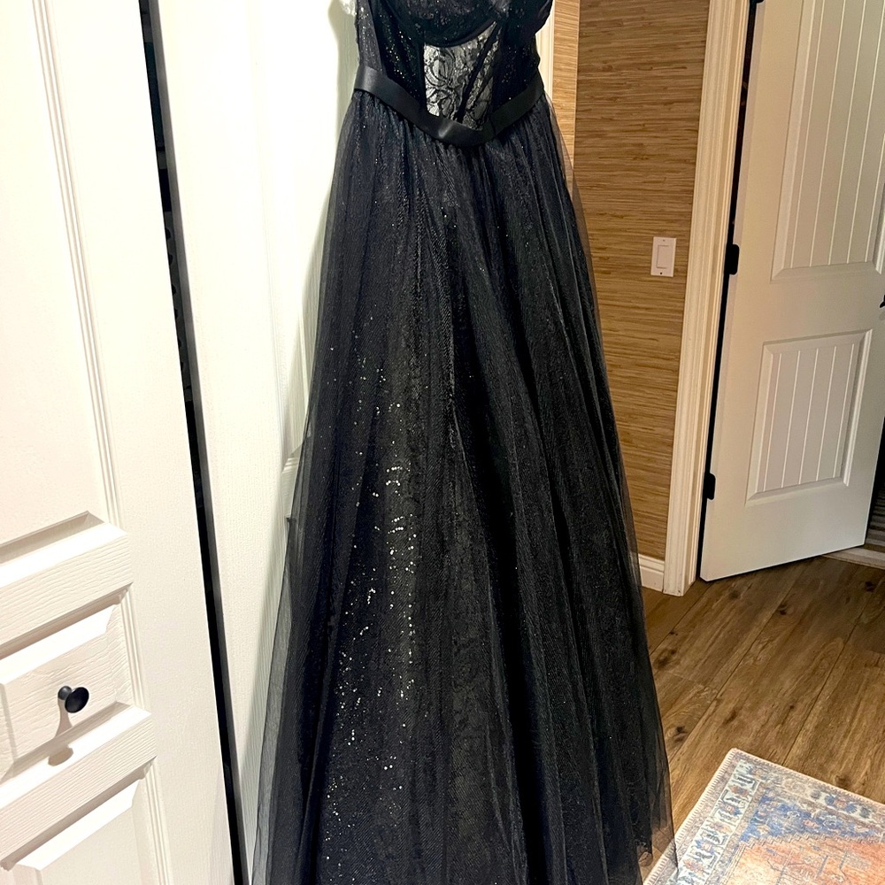 Never worn beautiful prom dress from David’s Bridal size 6 has tags on it